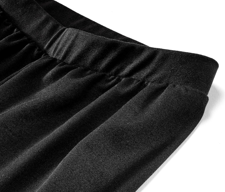 Detail širokých športových nohavíc.