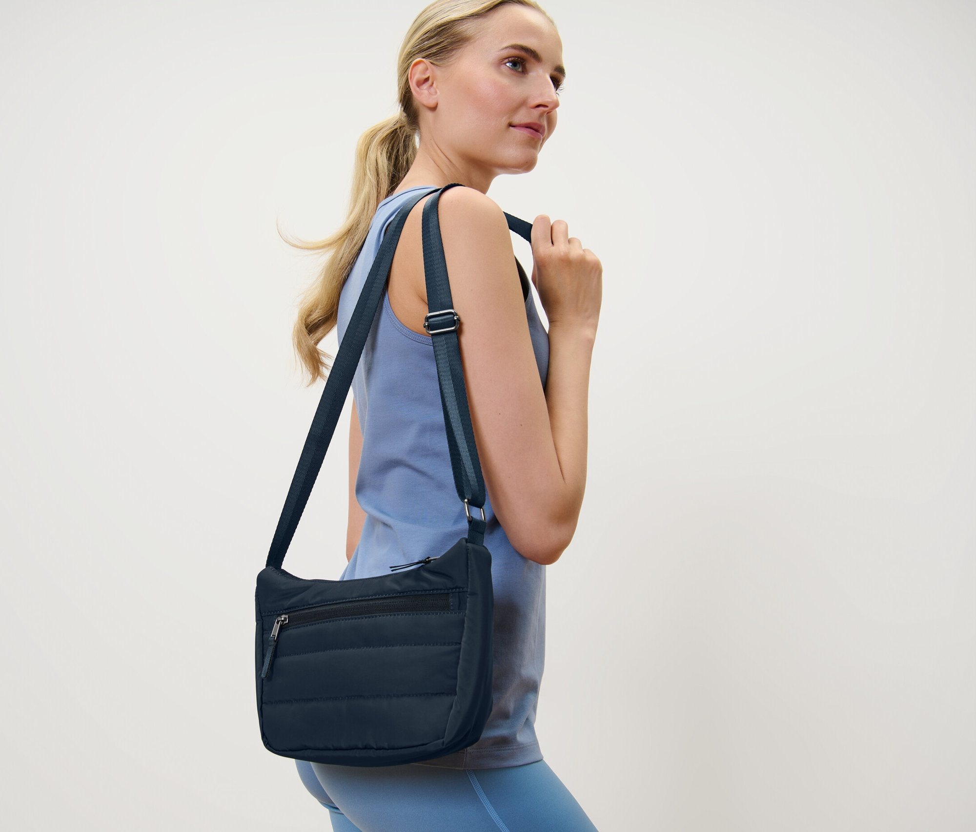 Blondínka s taškou cez plece.