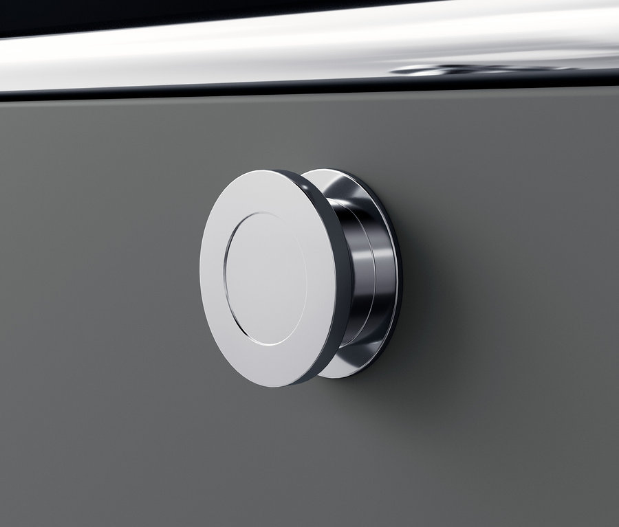 Detail šedej kovovej komody »CN3« s okrúhlou striebornou úchytkou.