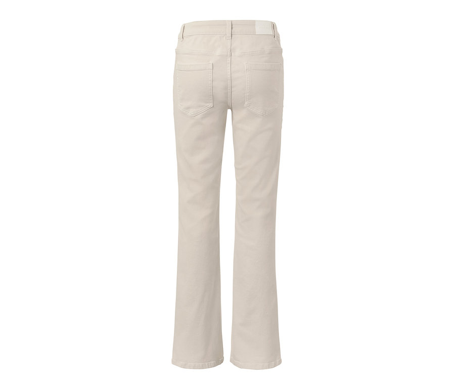 Pohľad zozadu na krémové biele bootcut džínsy s bežným pásom.