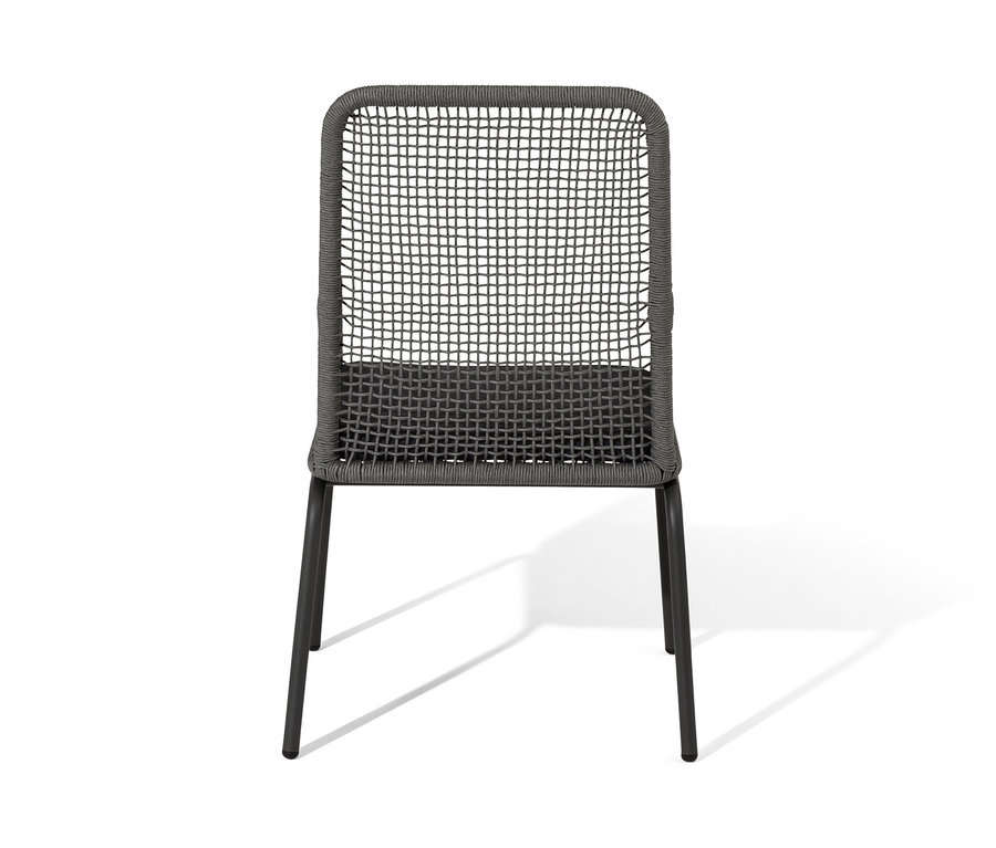 Detailný pohľad na stoličku s vysokým operadlom s textilným výpletom.