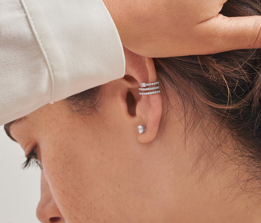 Detail tváre ženy so špirálovou náušnicou Ear Cuff, striebro 925 ródiované, so zirkónmi a náušnicou, striebro 925 ródiované, so zirkónmi.