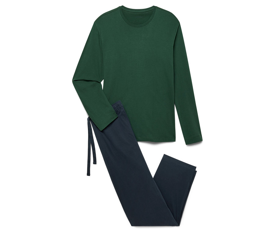 Zelené tričko s dlhým rukávom a tmavomodré nohavice ležia na bielom pozadí.