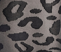 Detailný záber na jemné pančuchové nohavice so vzorom.