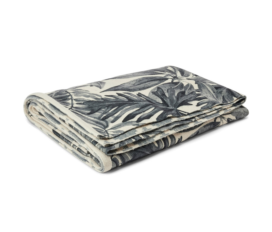 Zložený outdoorový obojstranný koberec s motívom listov, cca 250 x 180 cm.