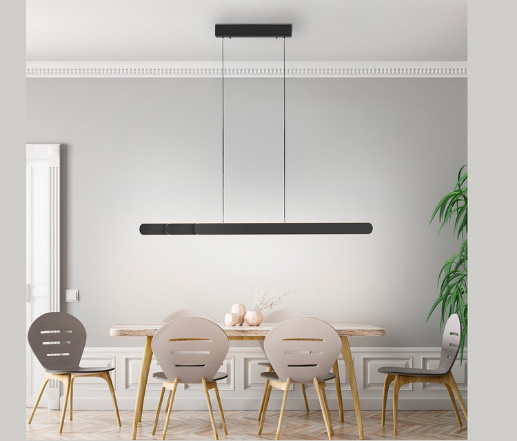 Čierna LED závesná lampa Paul Neuhaus „Adriana Round“ nad jedálenským stolom so štyrmi stoličkami.