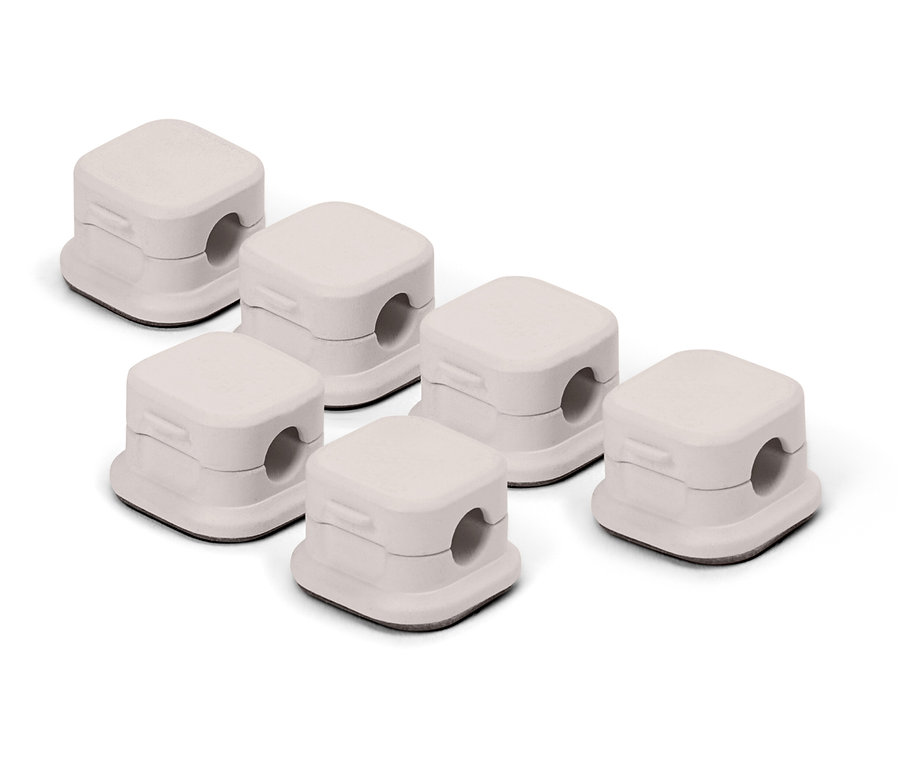 Šesť bielych krytov káblov.