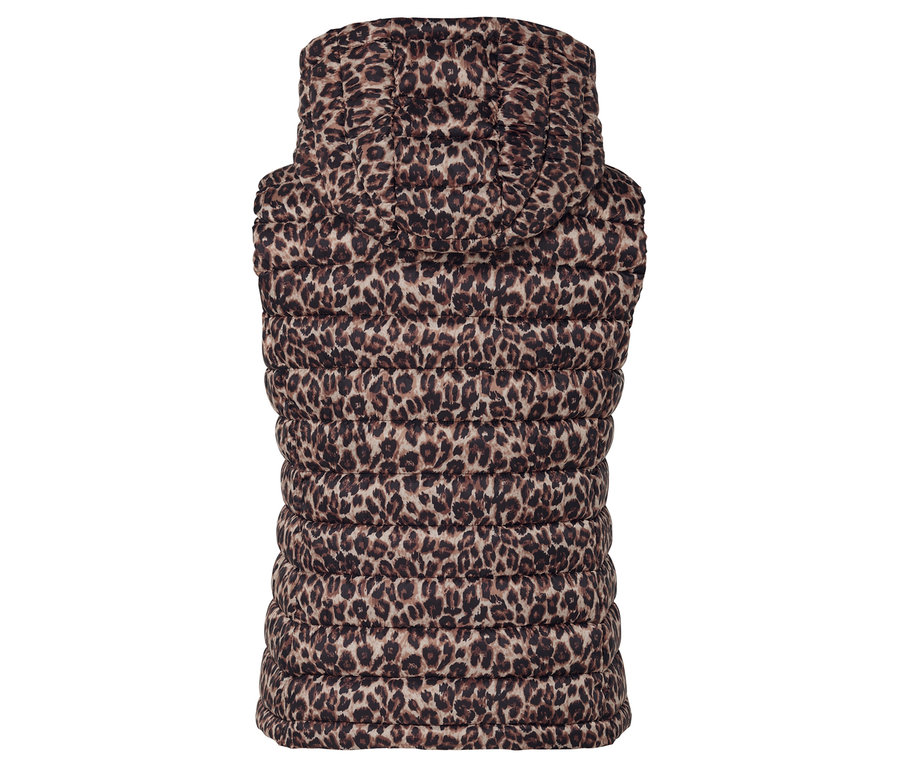 Detail dámskej prešívanej vesty s leopardím vzorom.