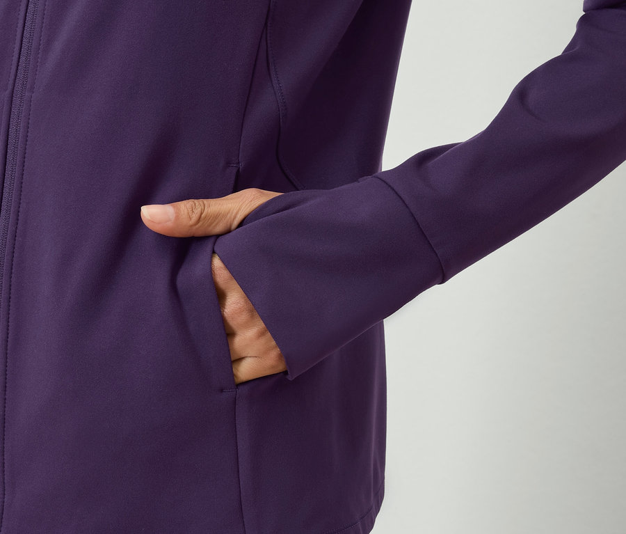 Ruka vo vrecku fialovej bundy.