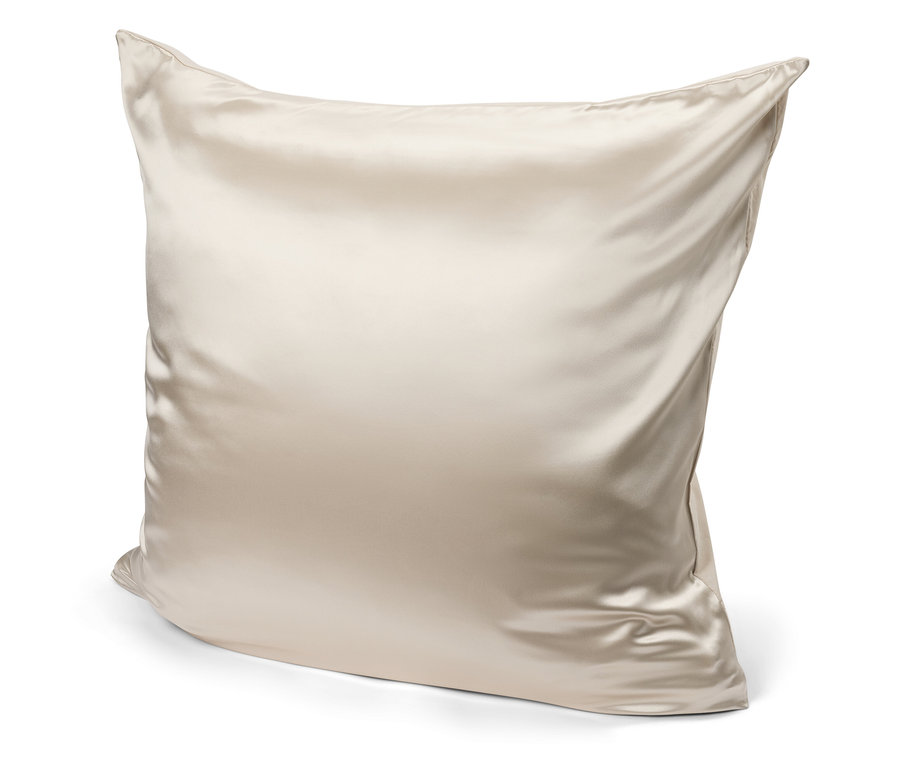 Béžový saténový vankúš na bielom pozadí.