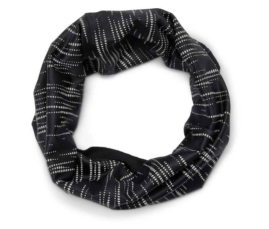 Čierna čelenka s bielym bodkovaným vzorom.