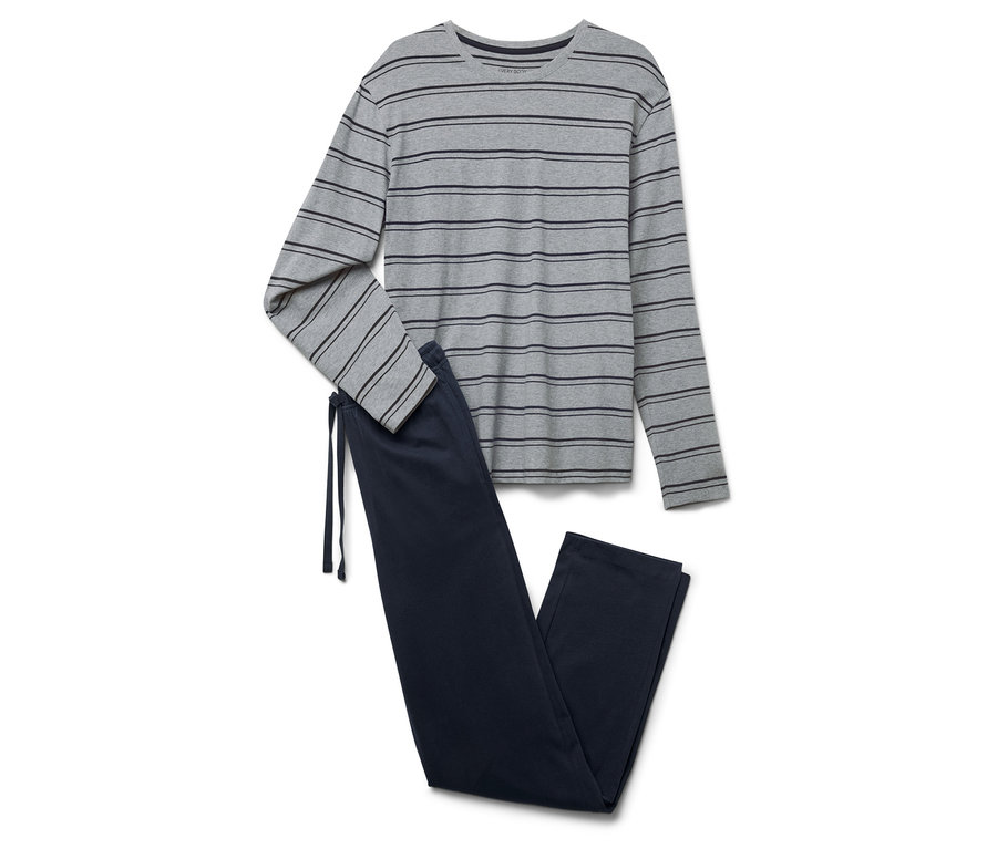 Pruhované sivé pyžamo s dlhým rukávom a tmavomodré pyžamové nohavice so sťahovacou šnúrkou.