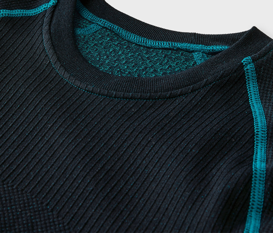 Detailný záber na tmavomodrú detskú bezšvovú funkčnú bielizeň.