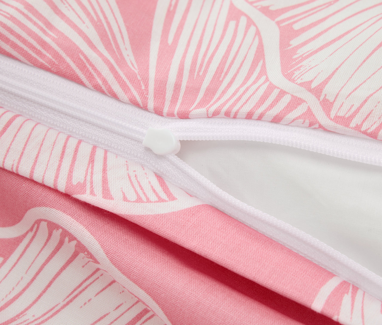 Detail bavlnených obliečok s kvetinovým vzorom, čiastočne rozopnutý zips.