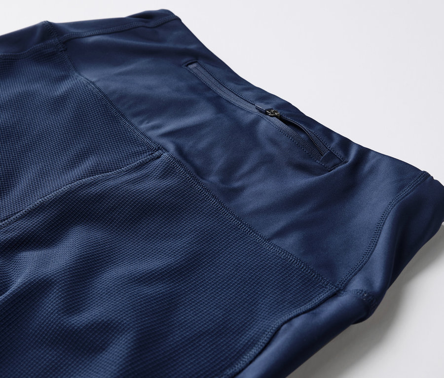 Detailný záber na 3/4 trekingové legíny s vreckom na zips.