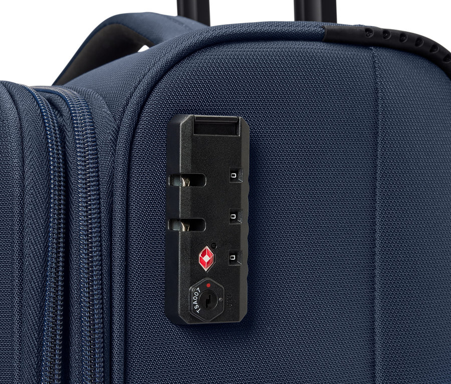 Detail textilného kufra s číselným zámkom.