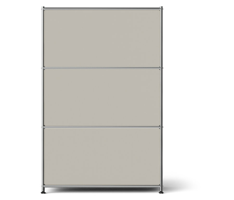 Béžová skriňa s tromi policami a strieborným rámom.