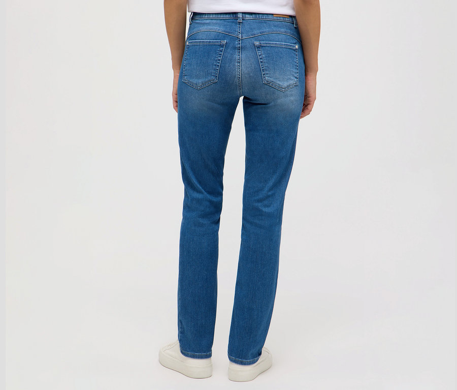 Pohľad zozadu na ženu nosiacu džínsy Angels »Cici Push-Up«, Slim Fit a biele tenisky.
