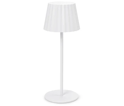 Biela lampa s plisovaným tienidlom stojí na bielom pozadí.