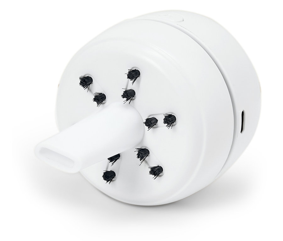 Biely okrúhly vysávač s nadstavcom a kefami.