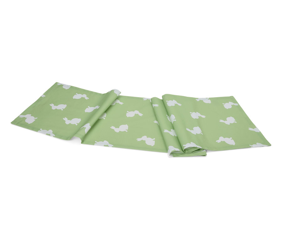 Svetlozelený behúň so vzorom bielych zajacov leží zložený na bielom pozadí.