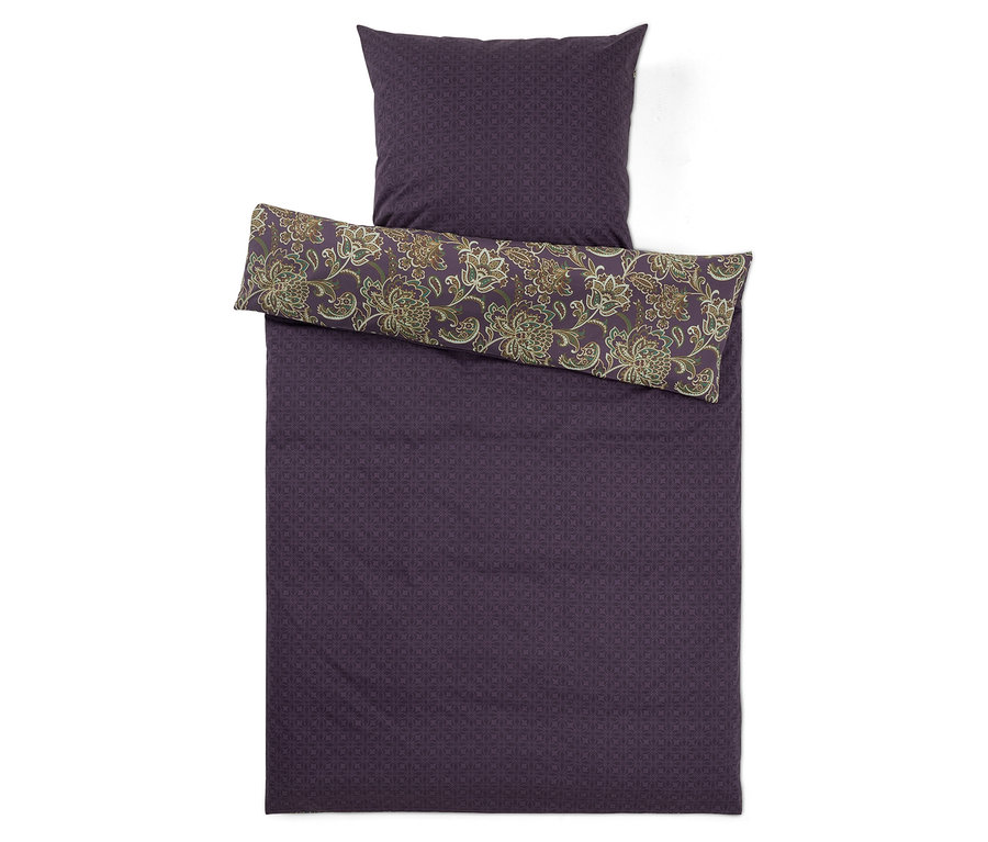 Fialové posteľné prádlo s kvetinovým vzorom a vankúšom navrchu.
