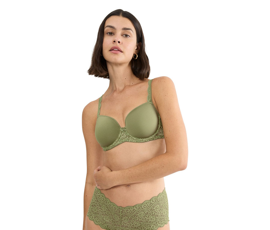 Žena má na sebe olivovozelenú podprsenku s čipkovaným lemom a zodpovedajúcu spodnú bielizeň.