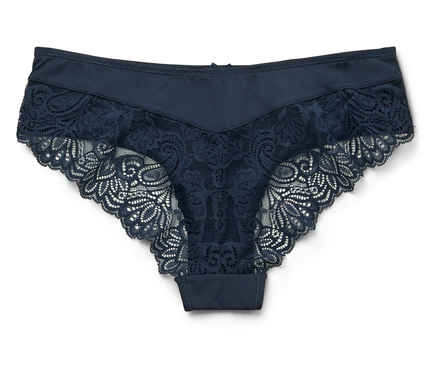 Tmavomodré dámske nohavičky s čipkovaným lemovaním ležia na bielom pozadí.