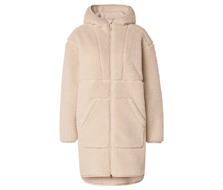 Béžový kabát po kolená s kapucňou z teddy materiálu so zipsom na bielom pozadí.