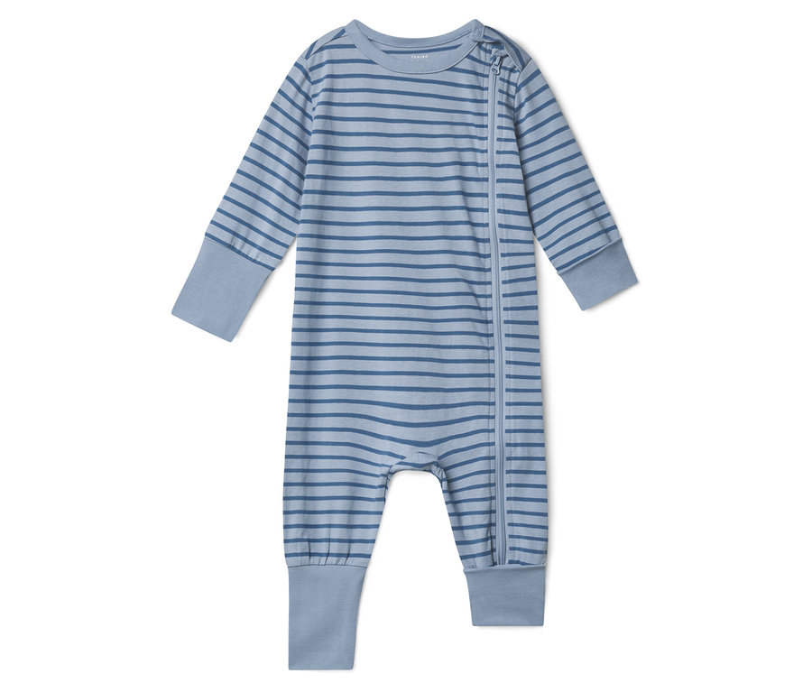 Modré pruhované dojčenské pyžamo s celoprepínacím zipsom leží na bielom pozadí.