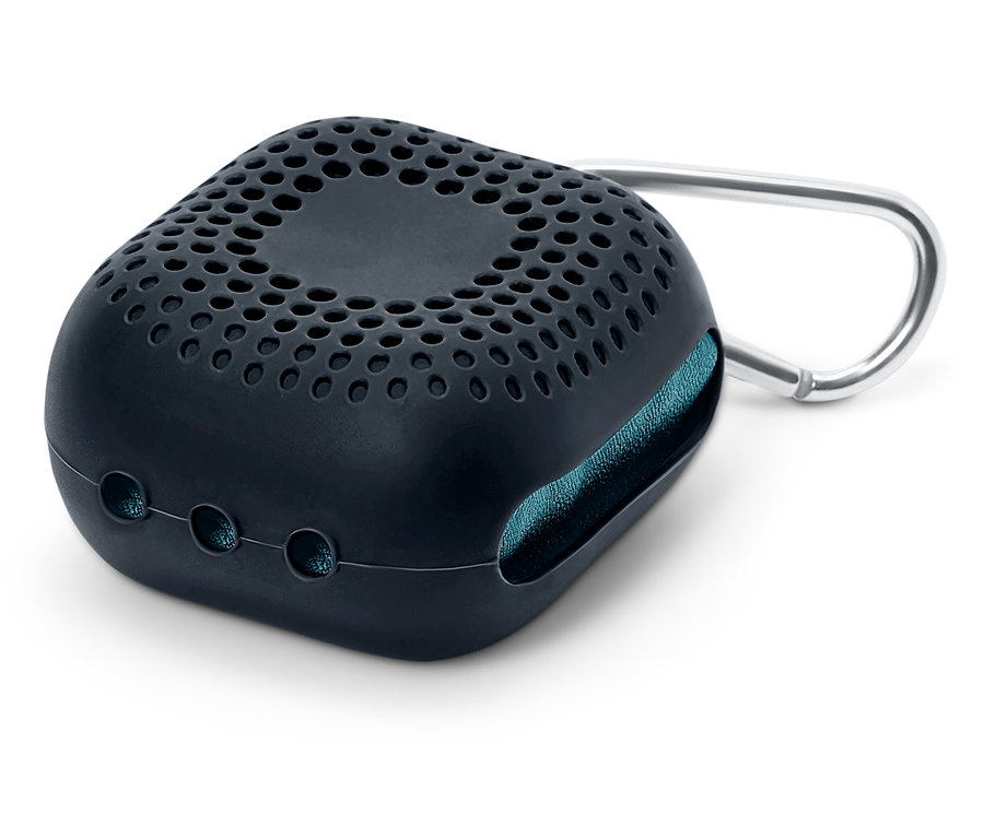 Tmavomodrý, perforovaný obal s modrou látkou a striebornou karabínou.