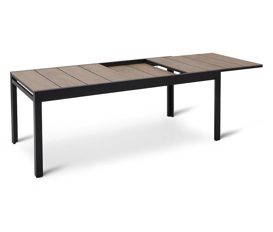 Rozkladací záhradný stôl s čiernym rámom a hnedou drevenou doskou.