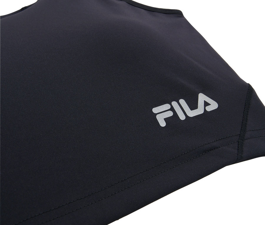 Detailný záber na čierny tielko so strieborným logom Fila.