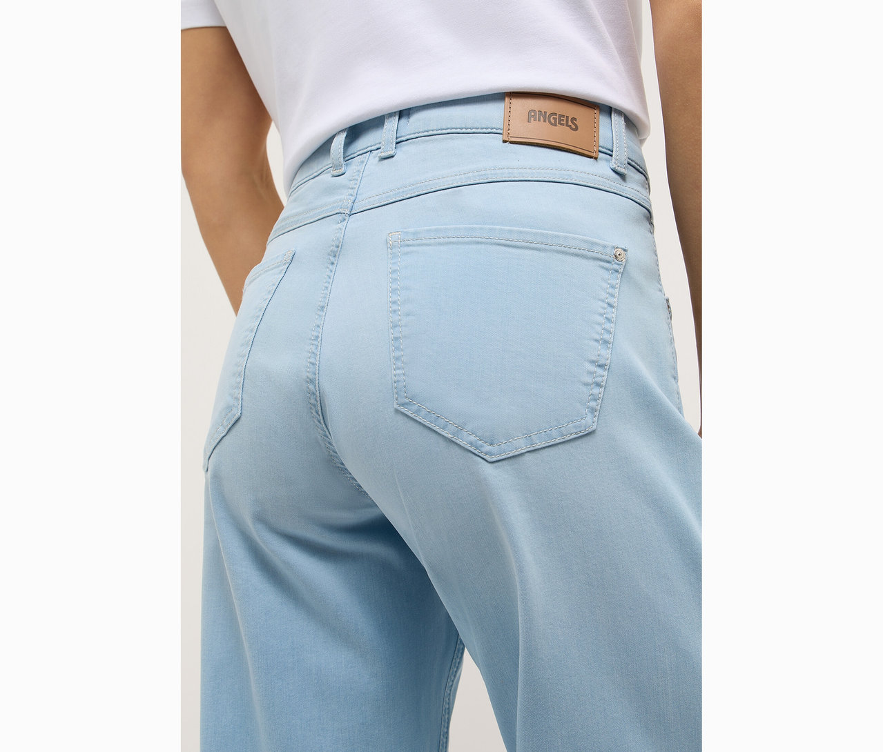 Detailný záber na zadný pohľad na ženu, ktorá má na sebe svetlomodré rifle Angels Denim »Liz Modern« Wide Leg.