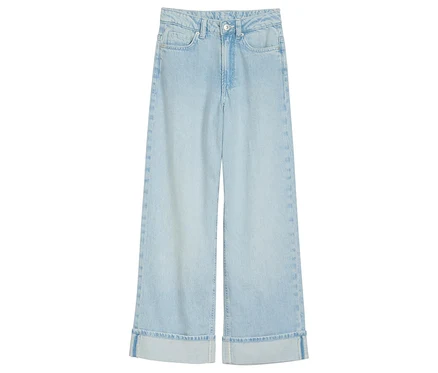 Svetlomodré detské džínsy so širokým strihom s lemom na prehnutie Tom Tailor ležia na bielom pozadí.