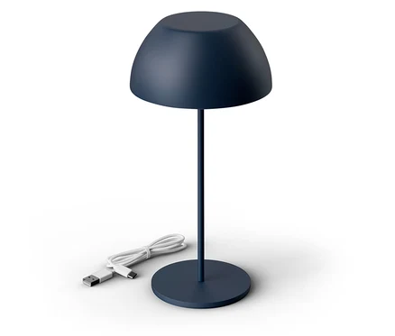 Na bielom pozadí stojí tmavomodrá lampa s káblom USB.