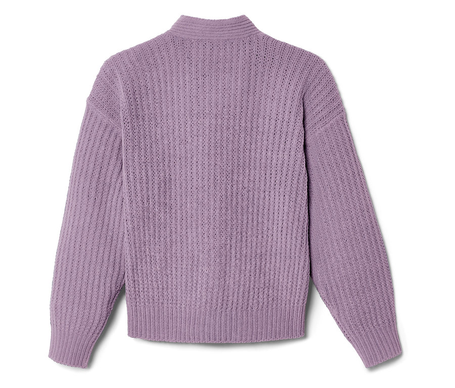 Detailná fotografia fialového pleteného svetra s rolákom.