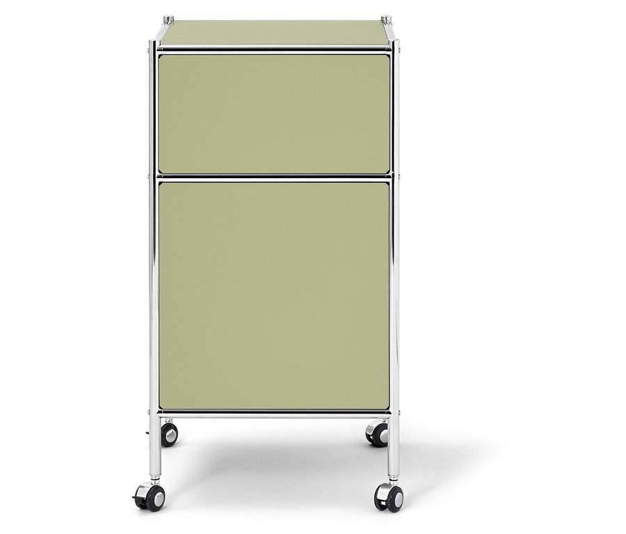 Dvojposchodový, svetlozelený kontajner na kolieskach s chrómovaným rámom stojí na bielom pozadí.