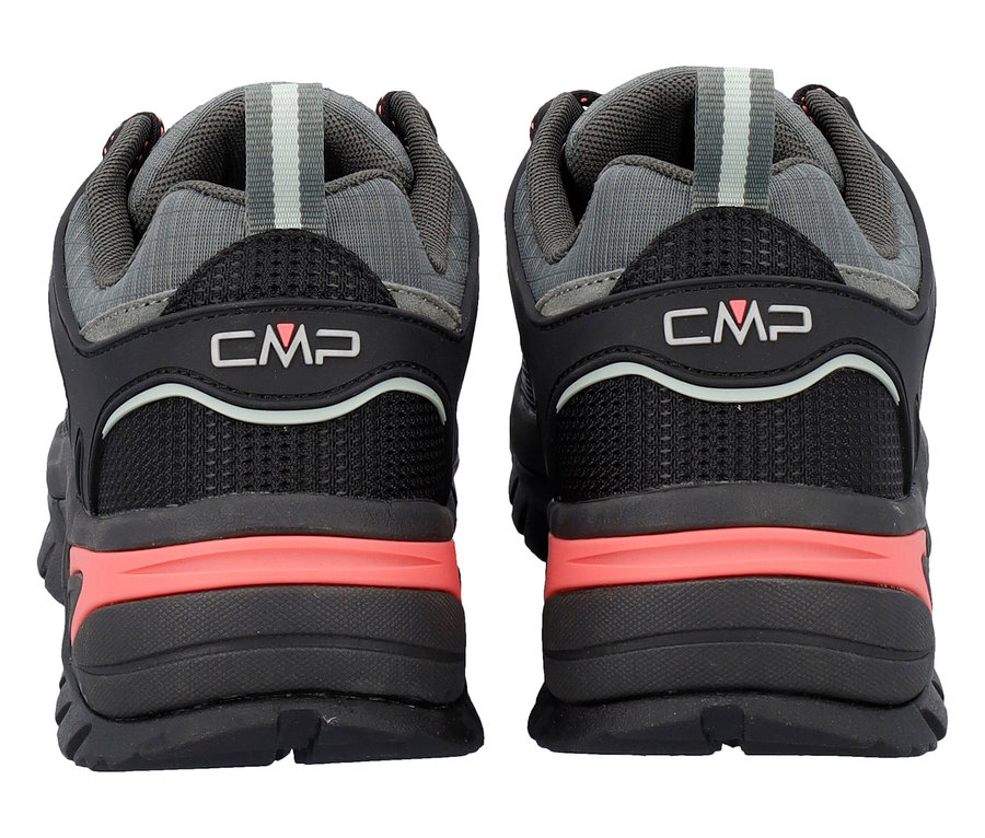 Pohľad zozadu na dve sivé a čierne trekingové topánky CMP s koralovými akcentmi.