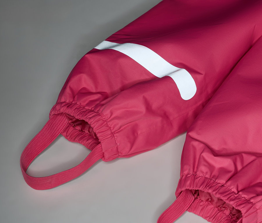 Detail ružových nohavíc s bielym pruhom a gumičkami.