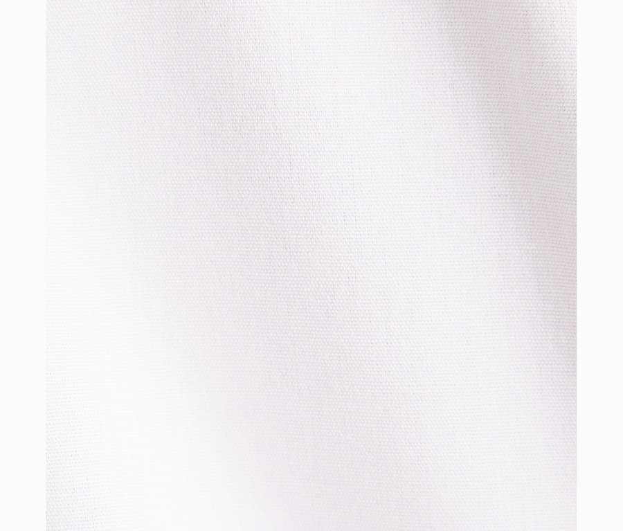 Detail bielej textilnej textúry blúzky Seidensticker Slim Fit non iron.