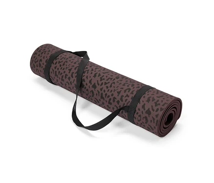 Zrolovaná hnedá podložka na jogu s čiernym leopardím vzorom, zaistená čiernym popruhom.