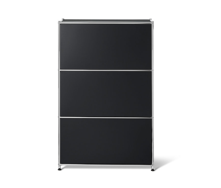 Čierny kovový regál s tromi výklopnými priehradkami.