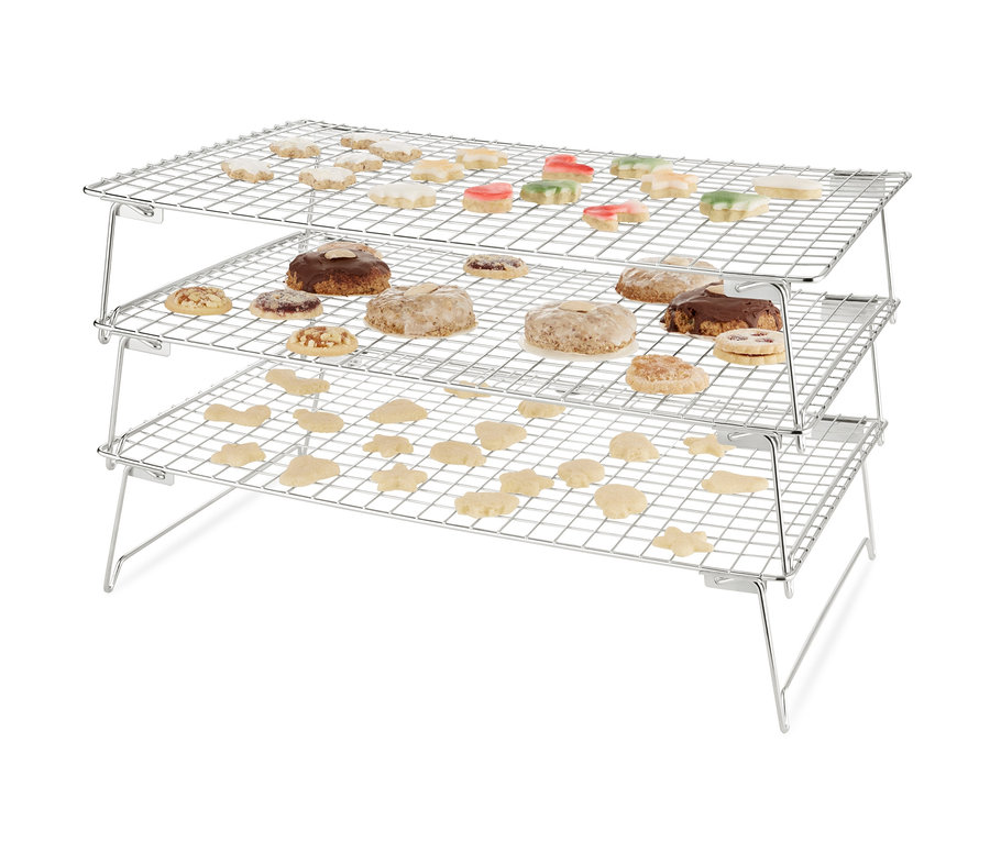 3-poschodová chladiaca mriežka s rôznymi druhmi koláčikov.