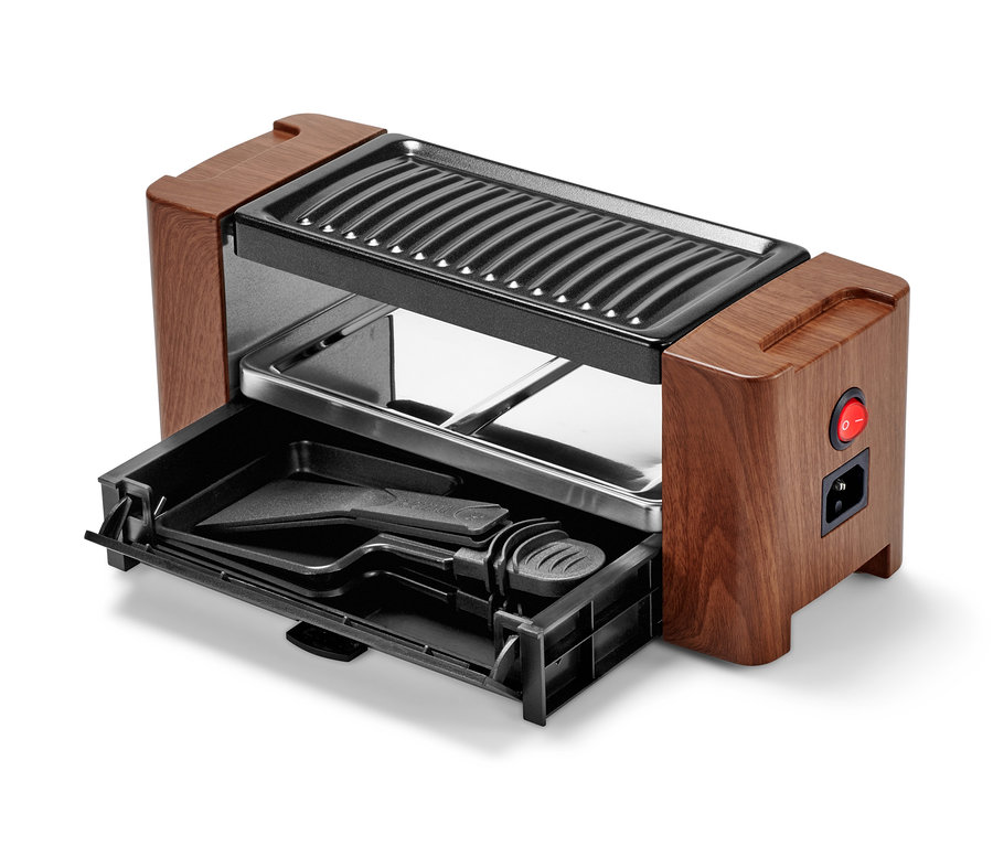 Detailný pohľad na raclette gril pre 2 osoby s otvorenou zásuvkou a príslušenstvom.