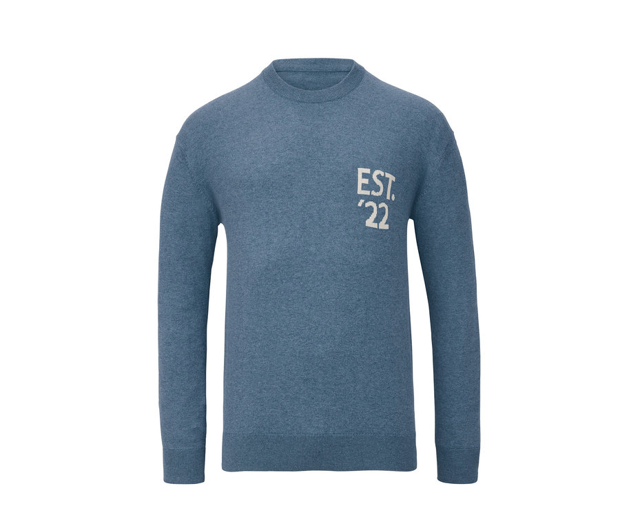 Modrý pulóver s nápisom.