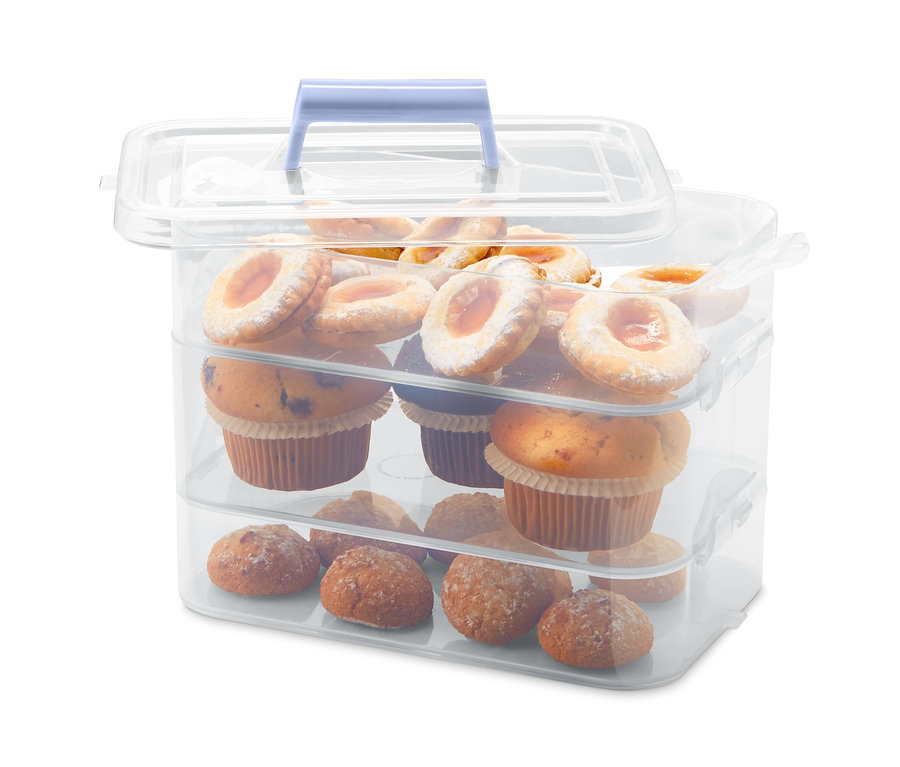 Organizéry s muffinami a sušienkami.