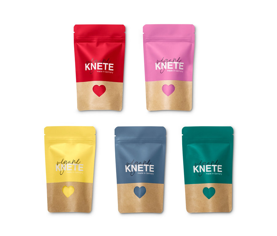 Päť balení vegánskej modelíny vo farbách: červená, ružová, žltá, modrá a zelená.