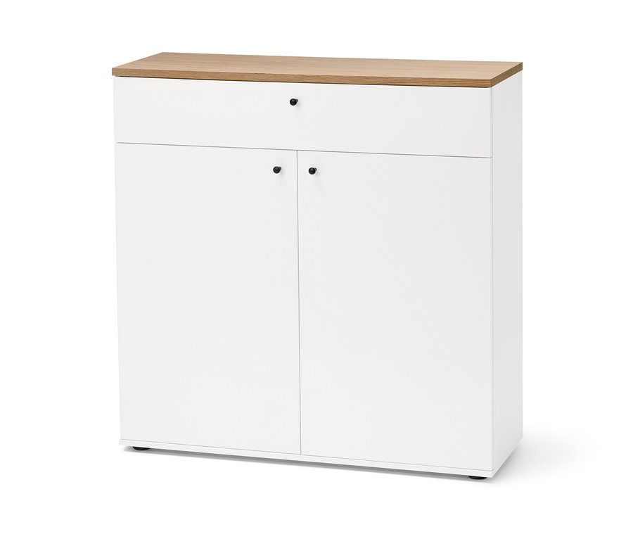 Biela skrinka na topánky »Bekeson« s hnedou hornou doskou, dvomi dvierkami a jednou zásuvkou.