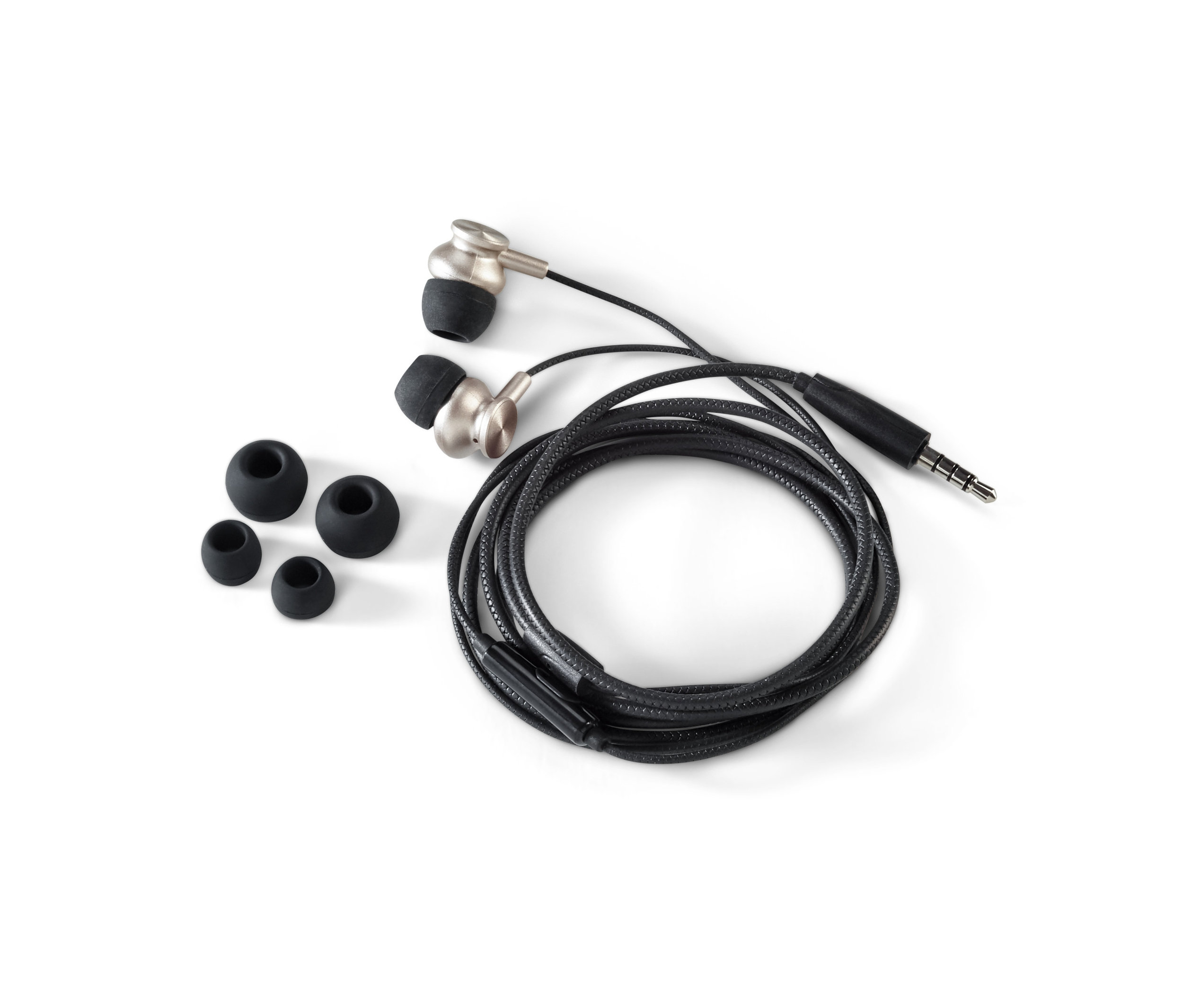 Dvoje slúchadlá do uší a štyri silikónové nástavce na bielom pozadí.